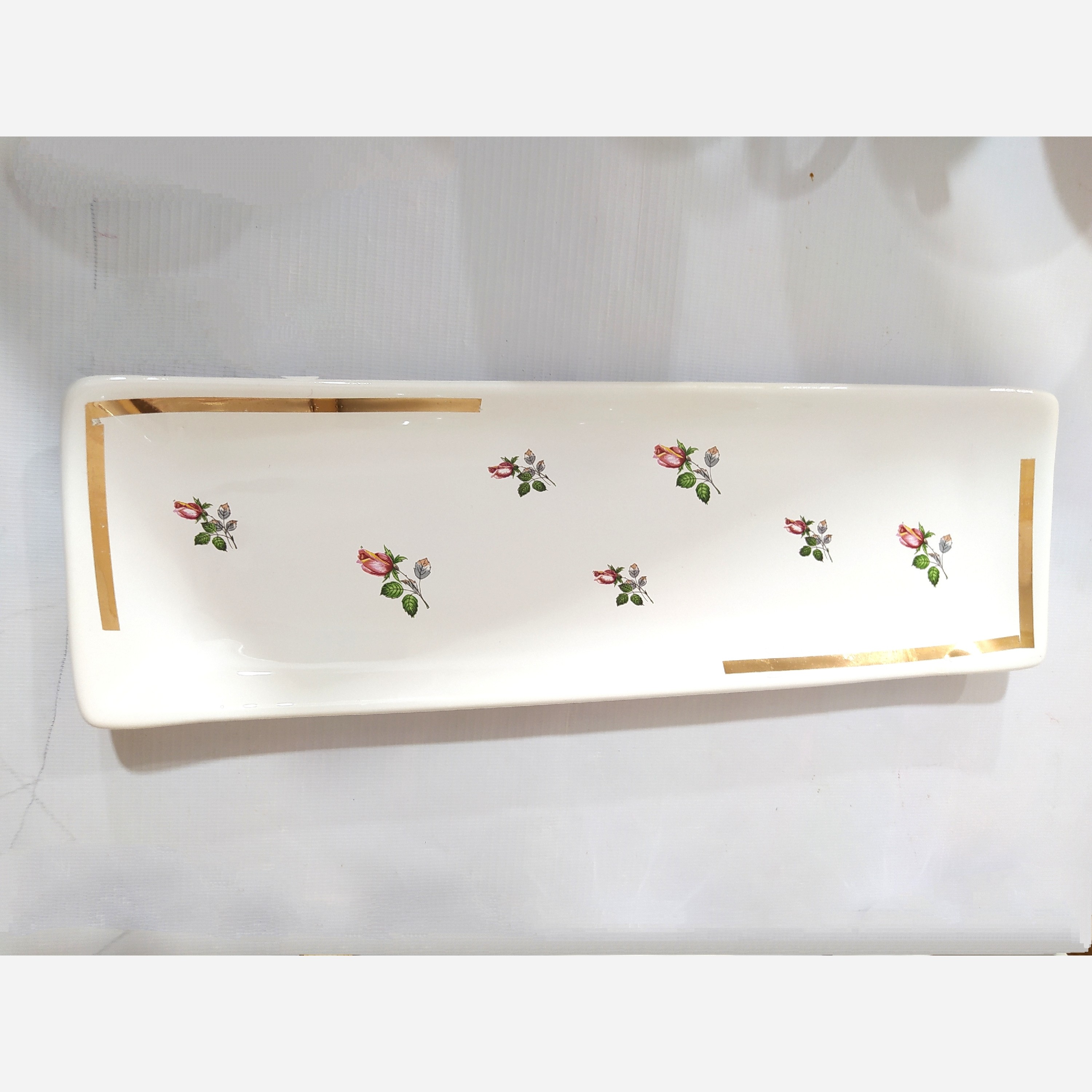رولت خوری گل سرخ / سرو و پذیرایی / (پس کرایه)