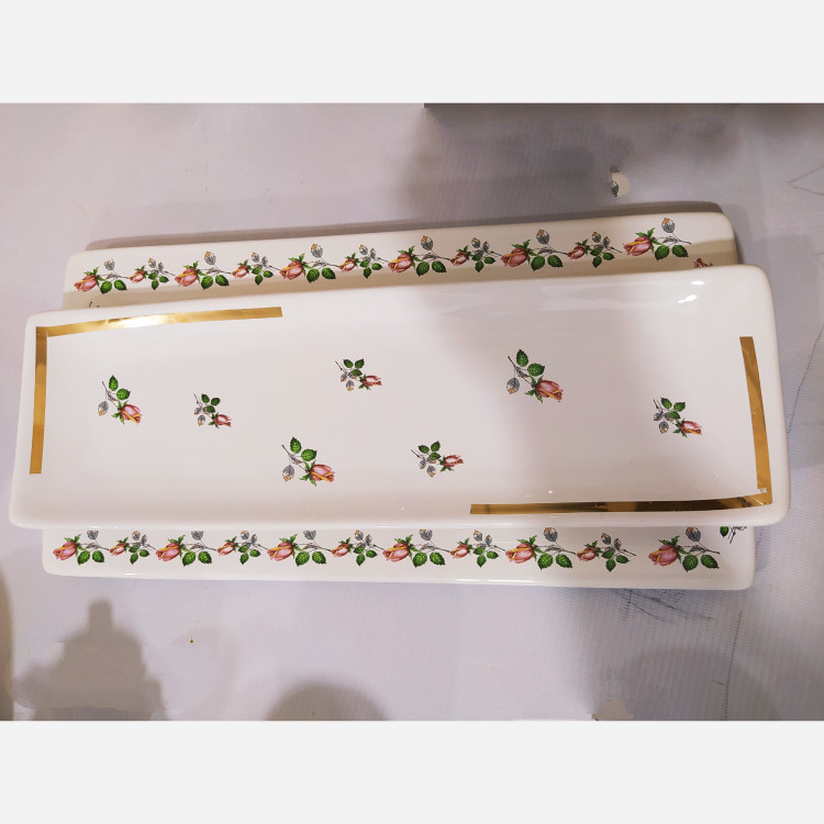 رولت خوری گل سرخ / سرو و پذیرایی / (پس کرایه)