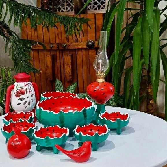 ست یلدا شامل ( 11 تیکه ،  انار ، پرنده ، 6 پیاله ، کاسه پایه دار ، فانو، چراغ ) (پس کرایه)