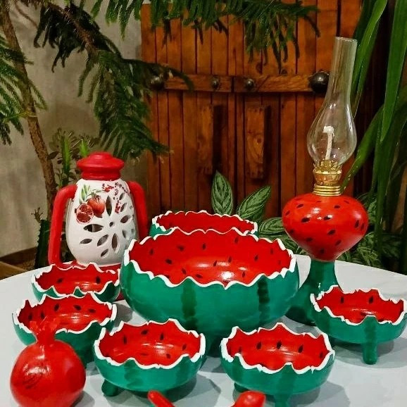 ست یلدا شامل ( 11 تیکه ، انار ، پرنده ، 6 پیاله ، کاسه پایه دار ، فانو، چراغ ) (پس کرایه)