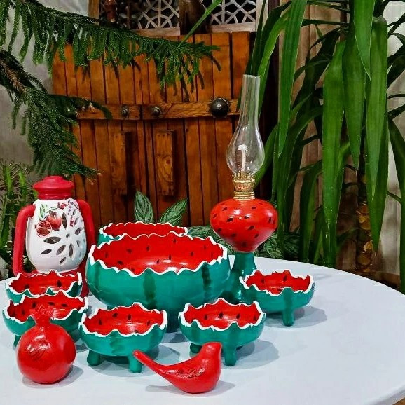 ست یلدا شامل ( 11 تیکه ، انار ، پرنده ، 6 پیاله ، کاسه پایه دار ، فانو، چراغ ) (پس کرایه)