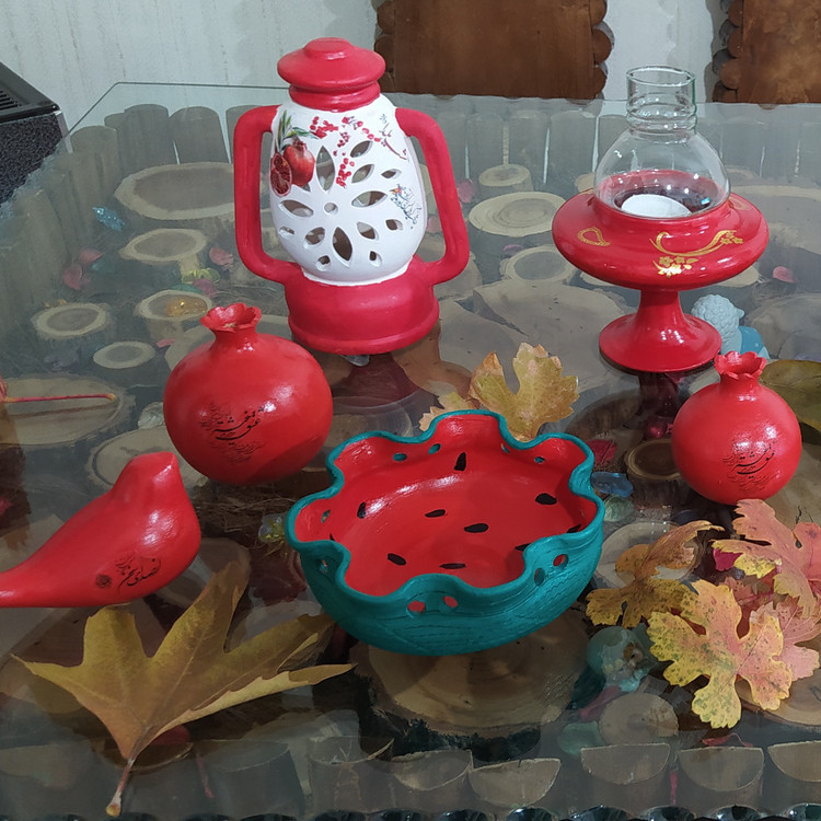 ست سفالی شب یلدا شامل شش تیکه (انار ، جا شکلاتی ، پرنده ، شمعدان ، فانوس و رولت خوری )میباشد لطفا ورق بزنید (پس کرایه)