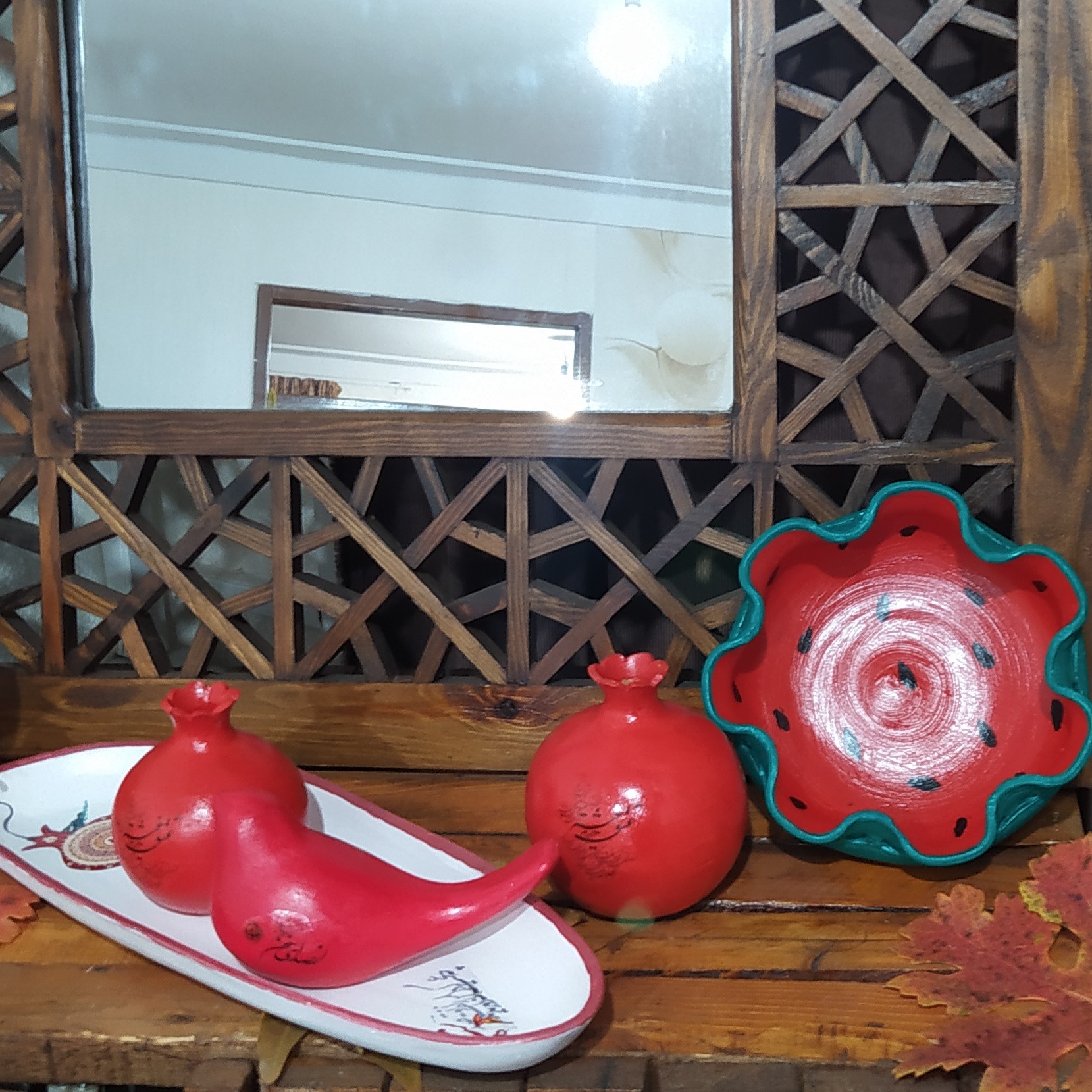ست سفالی شب یلدا شامل شش تیکه  (انار ، جا شکلاتی ، پرنده ، شمعدان ، فانوس و رولت خوری  )میباشد لطفا ورق بزنید (پس کرایه)