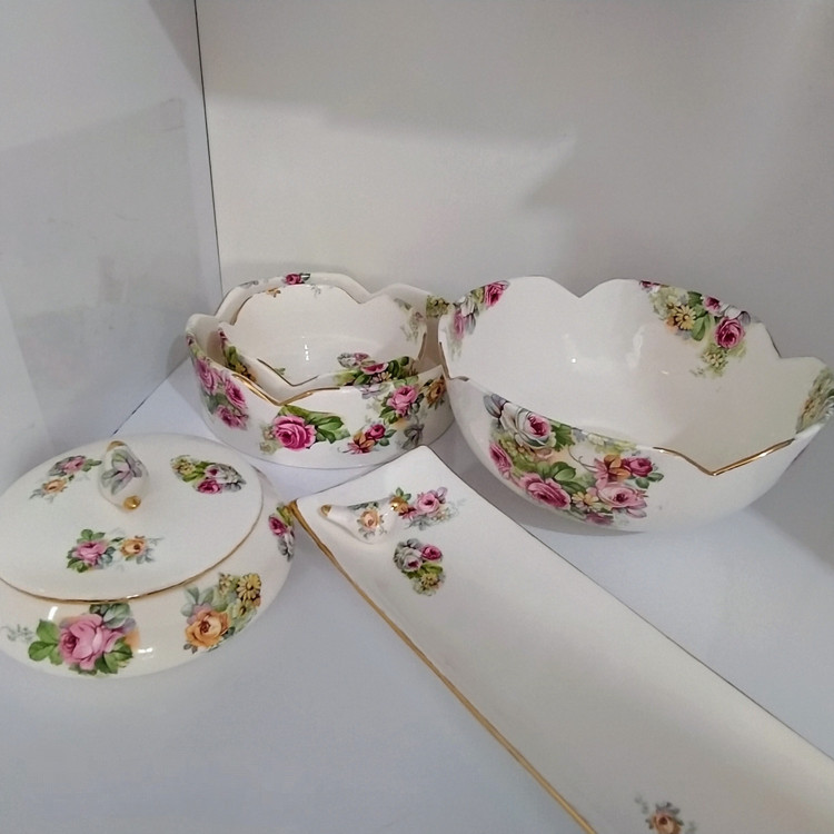 سرویس پذیرایی گل رز هفت رنگ مزین به لاستر طلا (ضمانت ارسال )