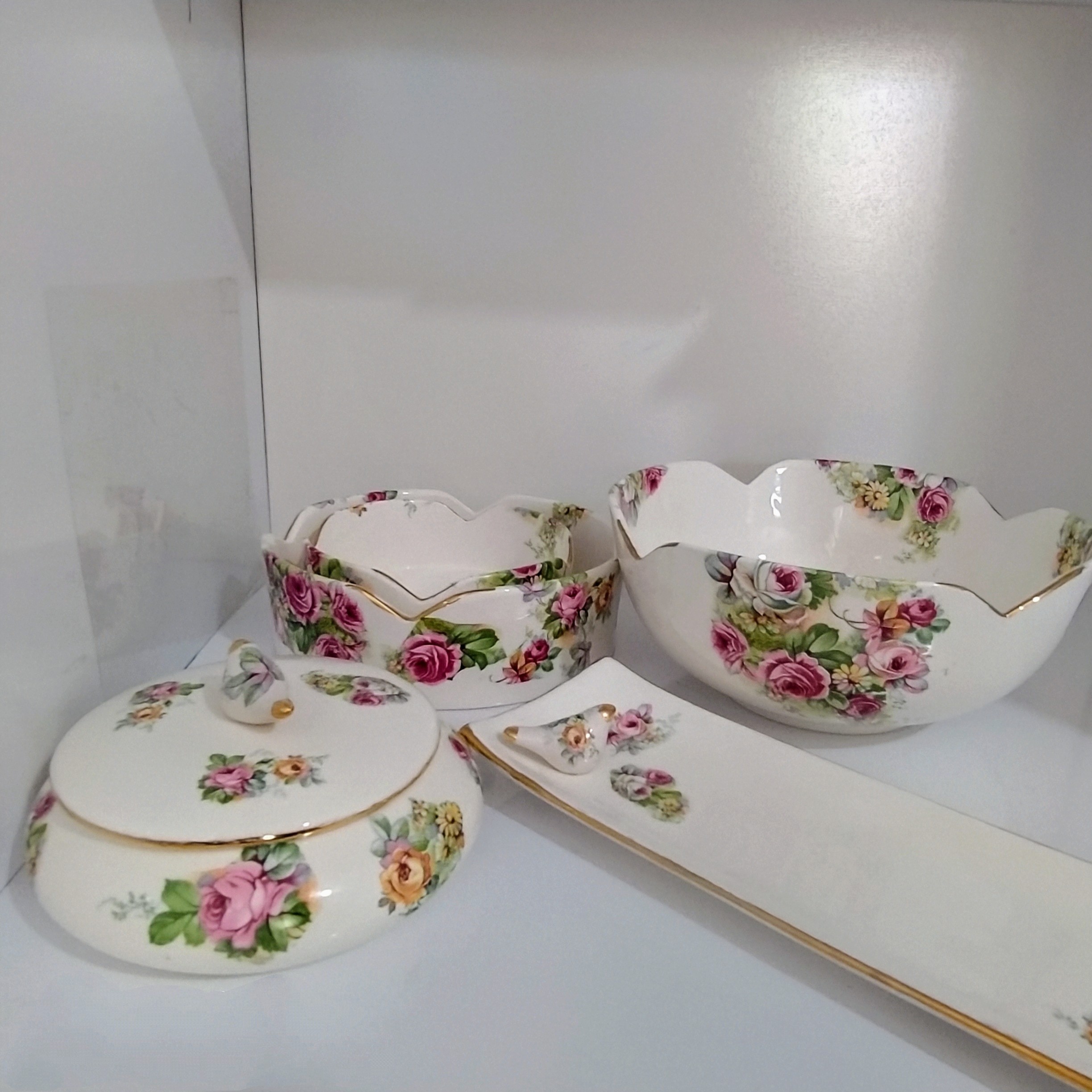 سرویس پذیرایی گل رز هفت رنگ مزین به لاستر طلا (ضمانت ارسال )